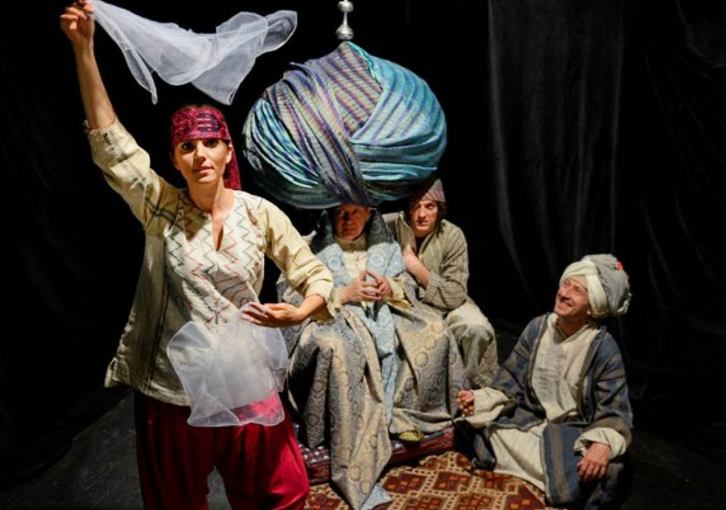 Scena z przedstawienia "Turban mistrza mansura", reżyseria: Romuald Wicza-Pokojski, 2017, fot. Teatr Miniatury